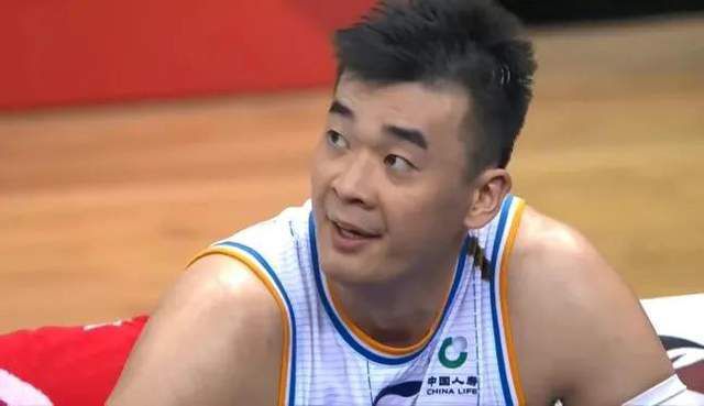 太阳大逆转险胜奇才 布克27+8普尔17中5NBA新赛季常规赛继续进行，菲尼克斯太阳队（14胜12负）止住连败。